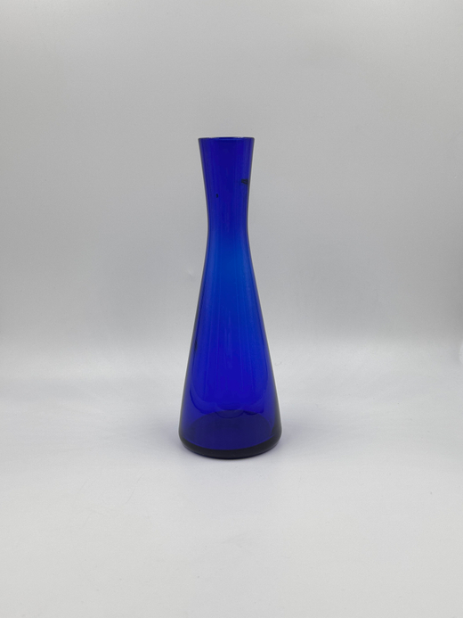 Ваза из синего стекла