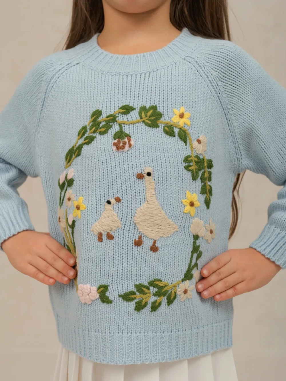 Джемпер вязаный для девочки с вышивкой
