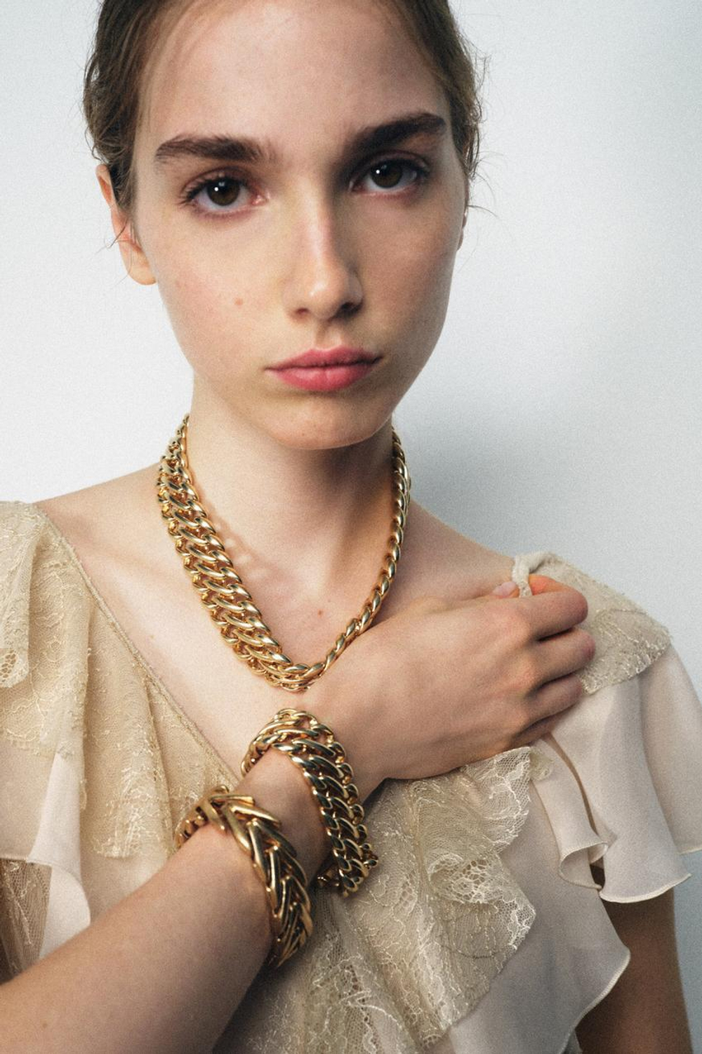 ZARA НАБОР ИЗ ДВУХ МЕТАЛЛИЧЕСКИХ МАССИВНЫХ БРАСЛЕТОВ, ЗОЛОТИСТЫЙ