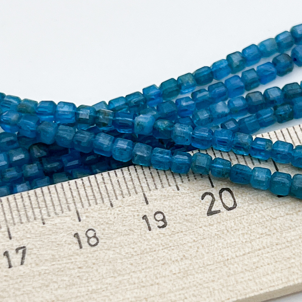 Апатит, размер около 2,8 мм, цена за 64-65 шт (1/2 нити)