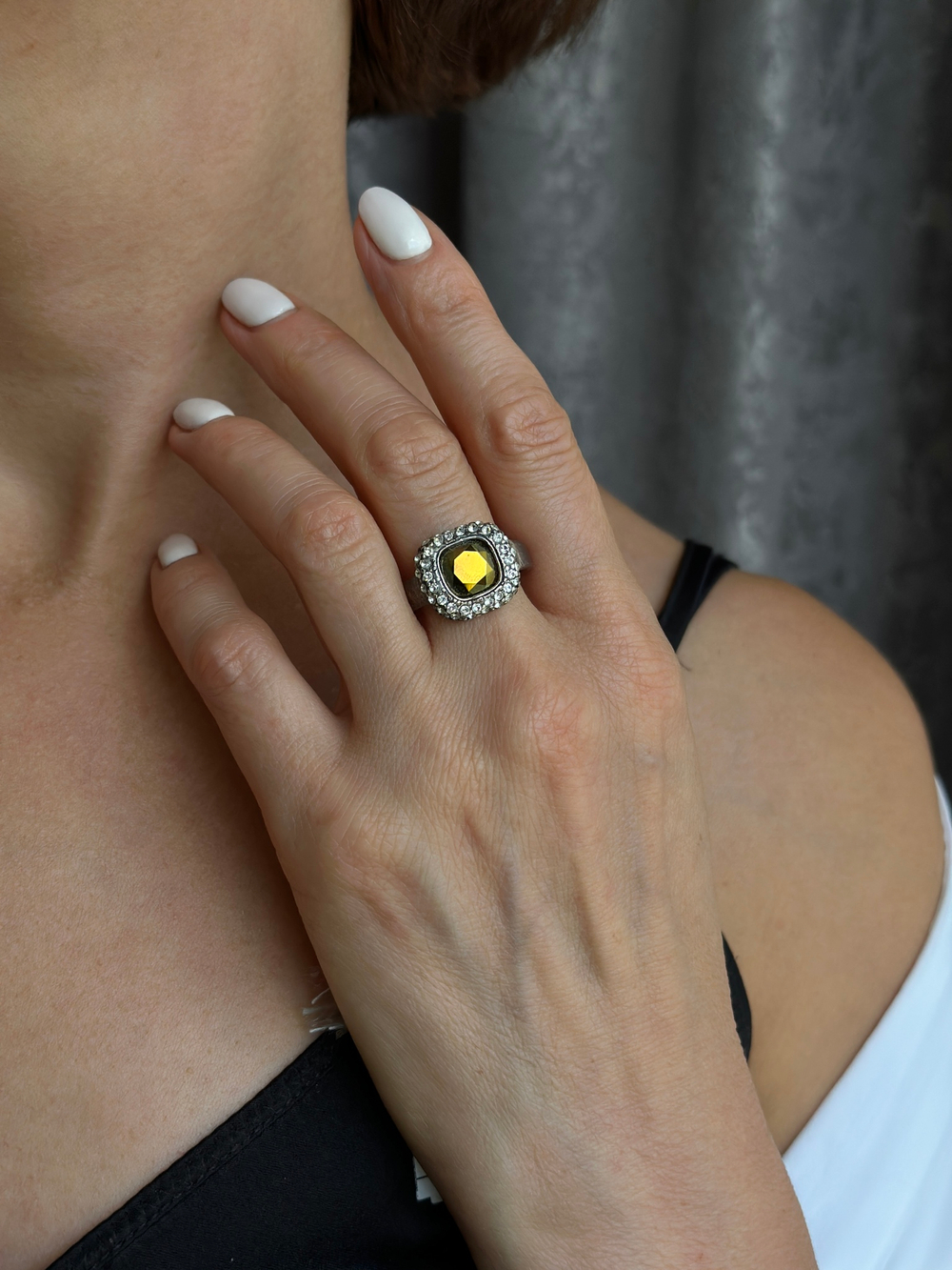 Кольцо из ювелирного сплава с кристаллом Сваровски. Покрытие серебро. Размер 18.