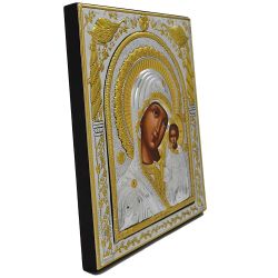 Казанская икона Богородицы в серебряном окладе в античной ризе.