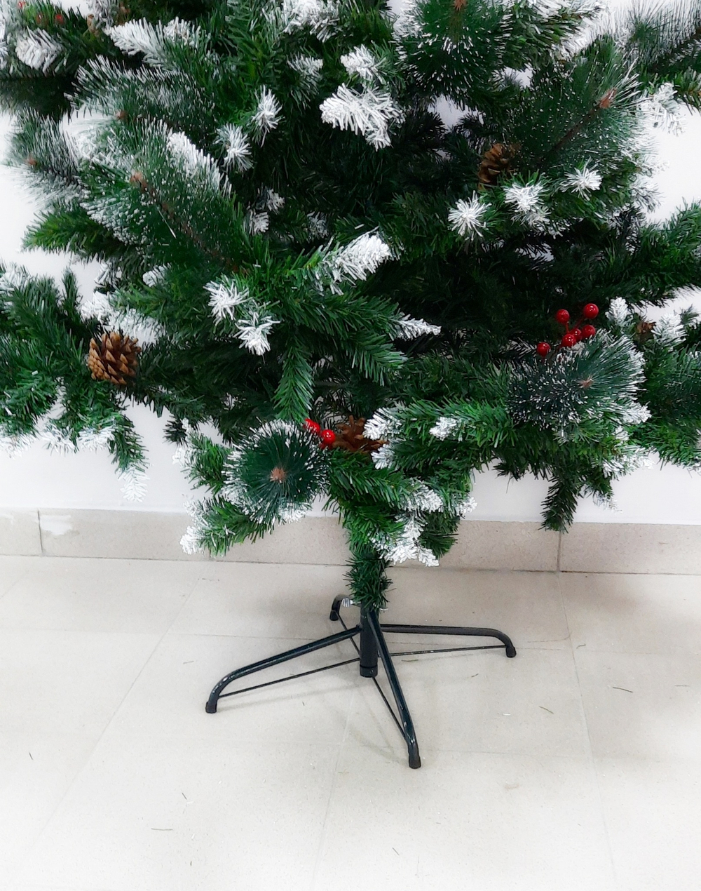 Ёлка искусственная с шишкамии и ягодами (1,8м) Universal