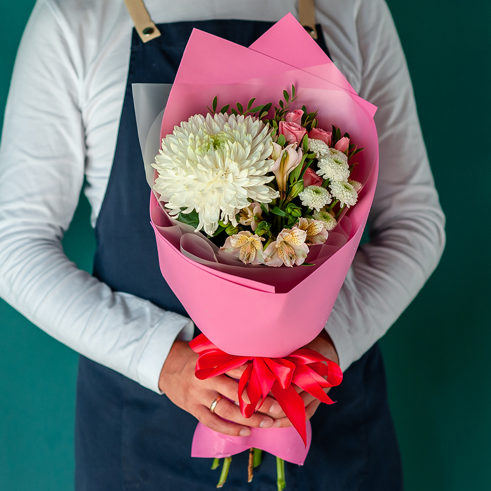 Сборный мини букет в розовом оформлении с одноголовой хризантемой