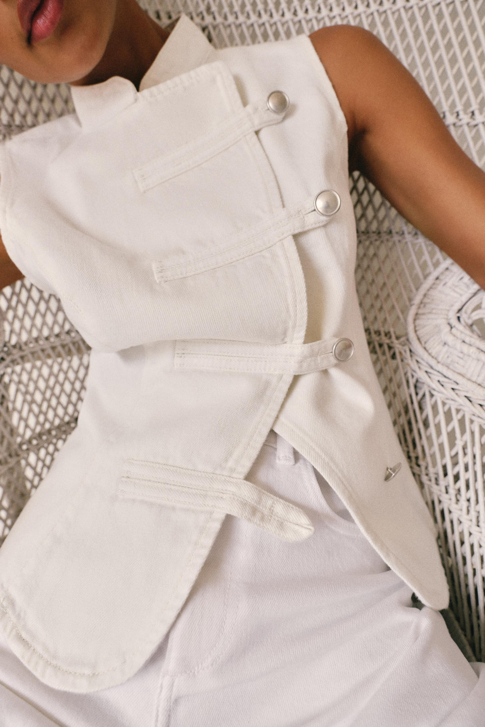 ZARA ДЖИНСОВЫЙ ТОП Z1975 С НАВЕСНЫМИ ПЕТЛЯМИ, БЕЛЫЙ