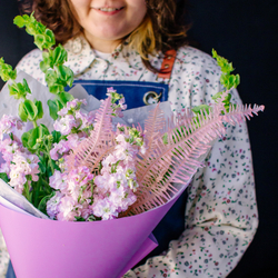 1. Ароматный сборный букет с маттиолой