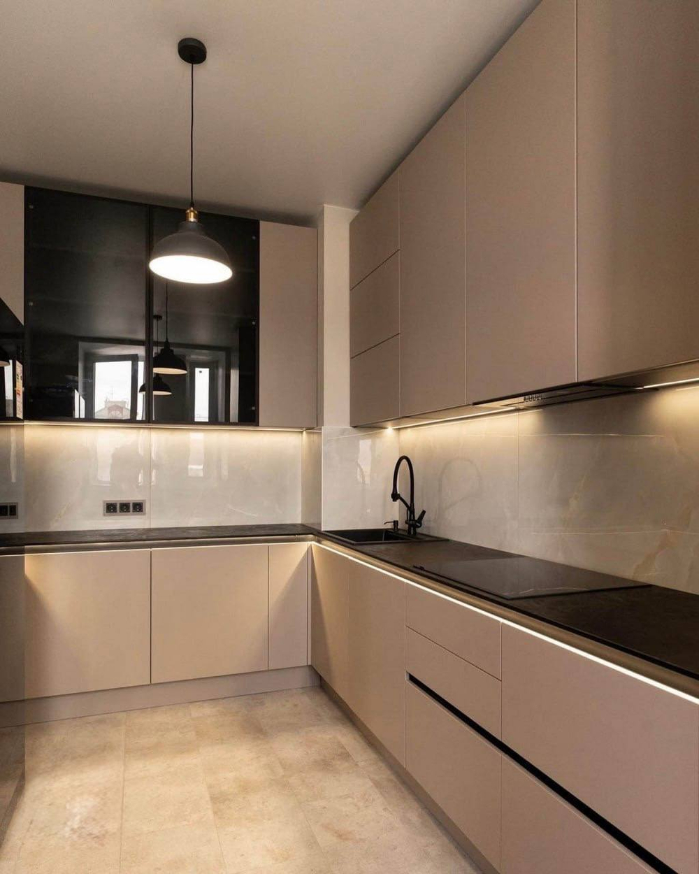 Угловая кухня с эмалевыми фасадами и фурнитурой Hettich