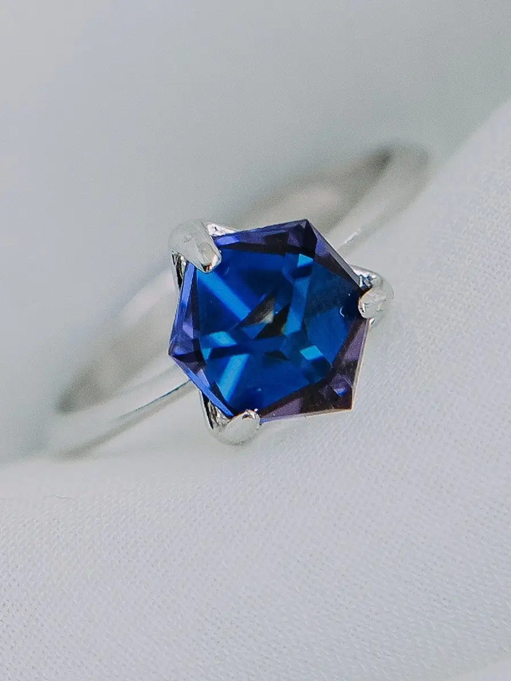 Кольцо Миражи тонкое с синим кристаллом Swarovski