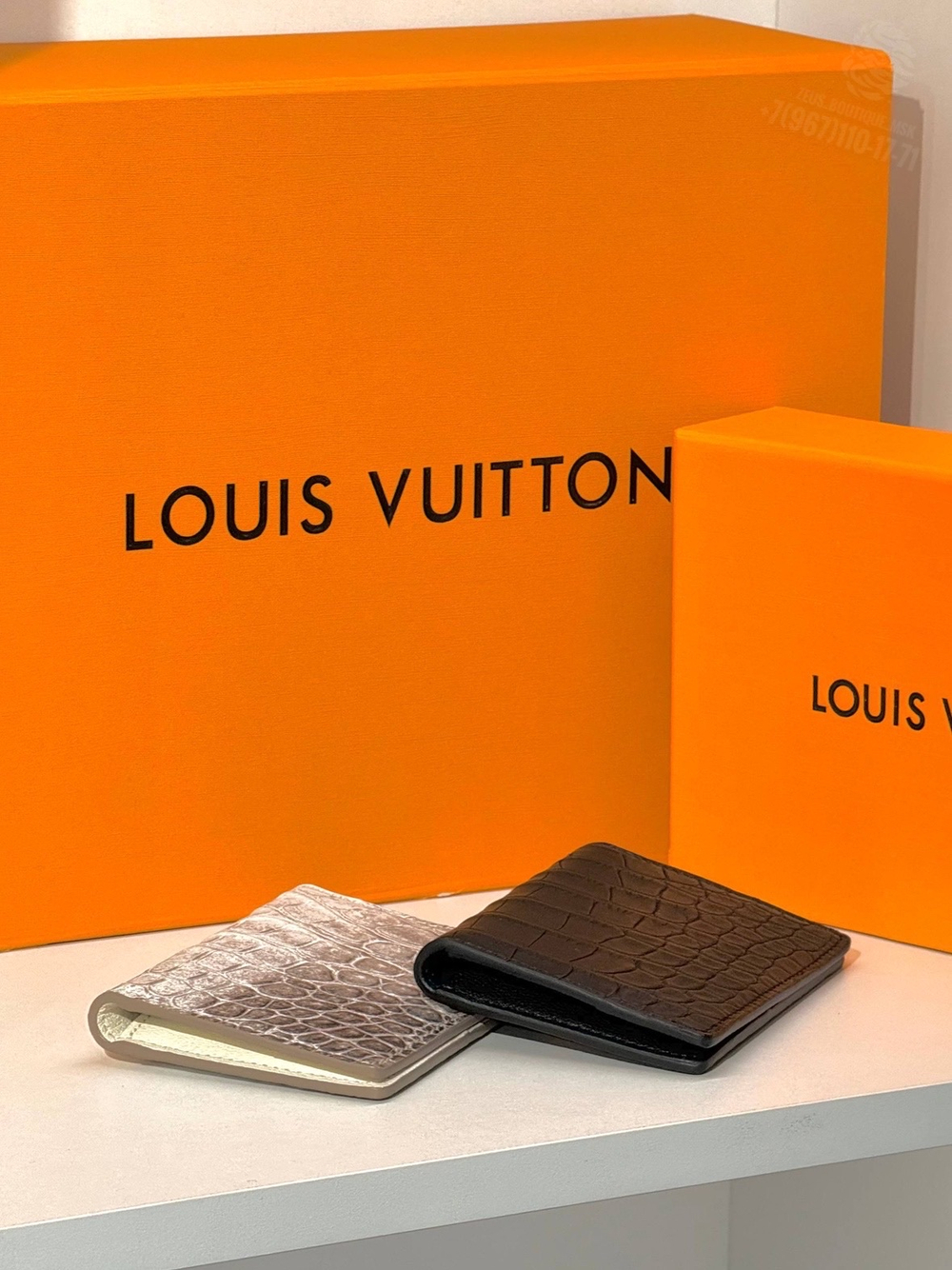 Визитница Louis Vuitton из кожи крокодила