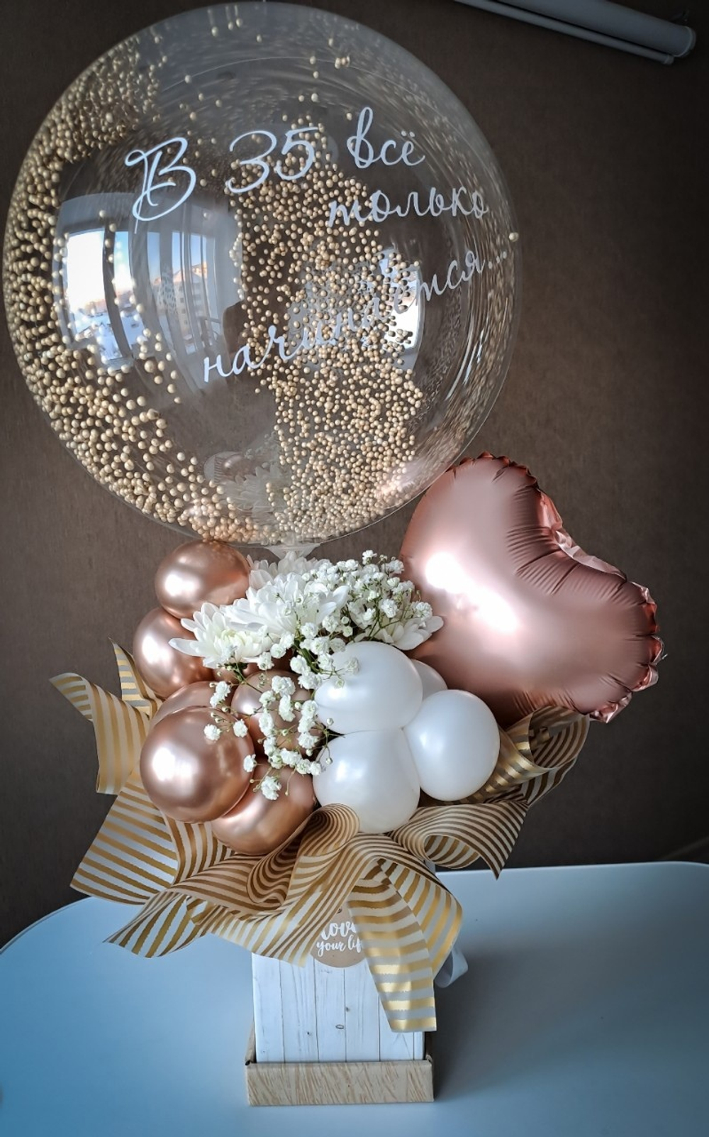 Бокс с цветами и шарами №1