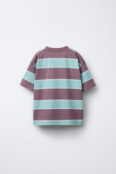 ZARA ФУТБОЛКА В ПОЛОСКУ С НАШИВКОЙ, ЛИЛОВЫЙ
