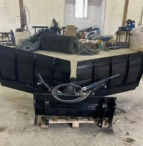 V-образный отвал на Экскаватор-погрузчик CAT