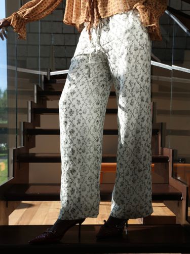 Белые брюки в цветочек