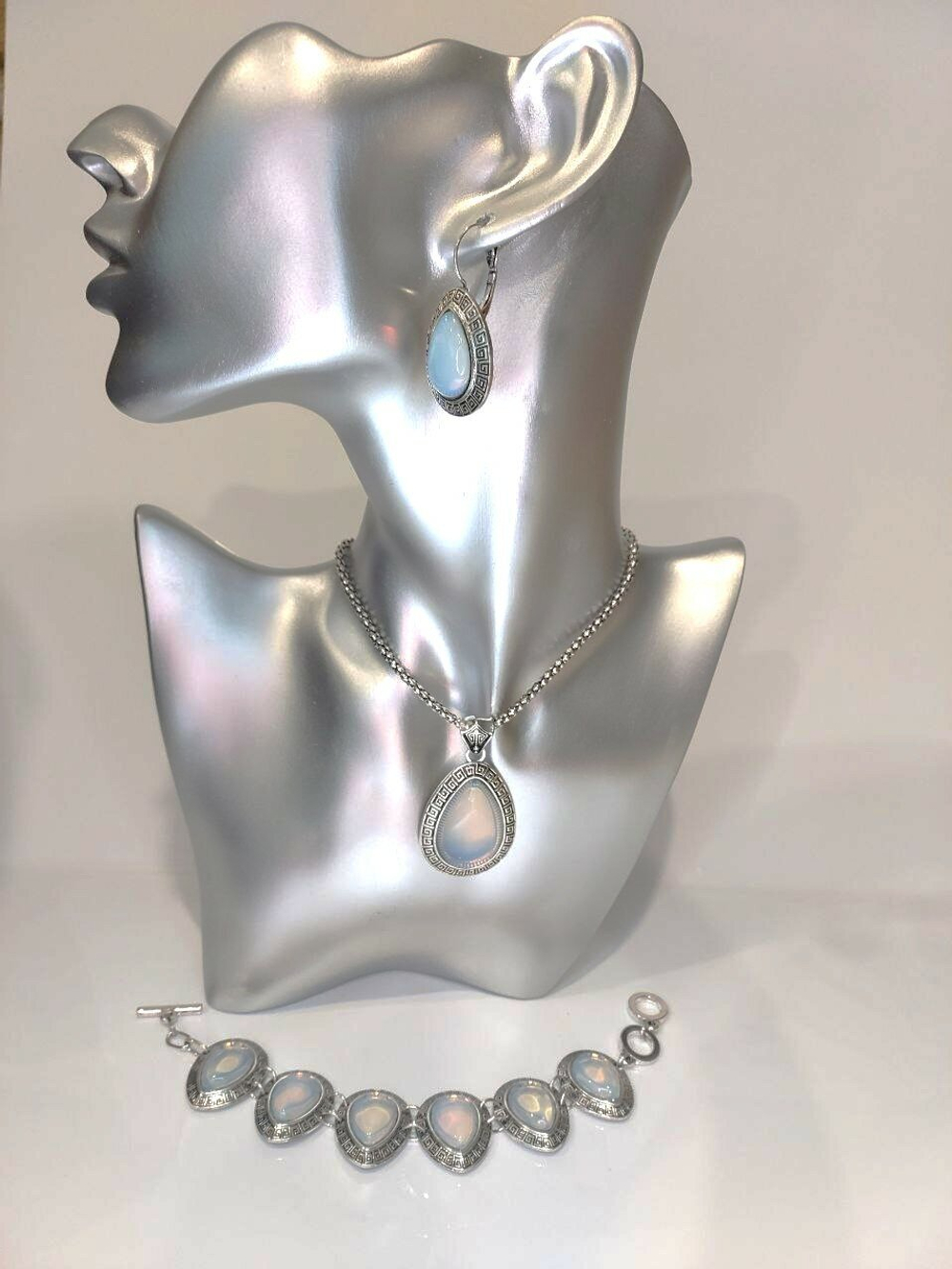 Комплект бижутерии "Лунный камень" - подвеска, серьги и браслет в форме капли