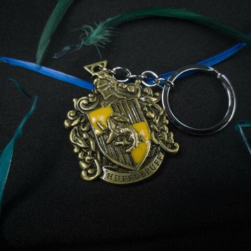 Брелок металлический с эмалевым покрытием факультета Пуффендуй, 3,8см*5,6см