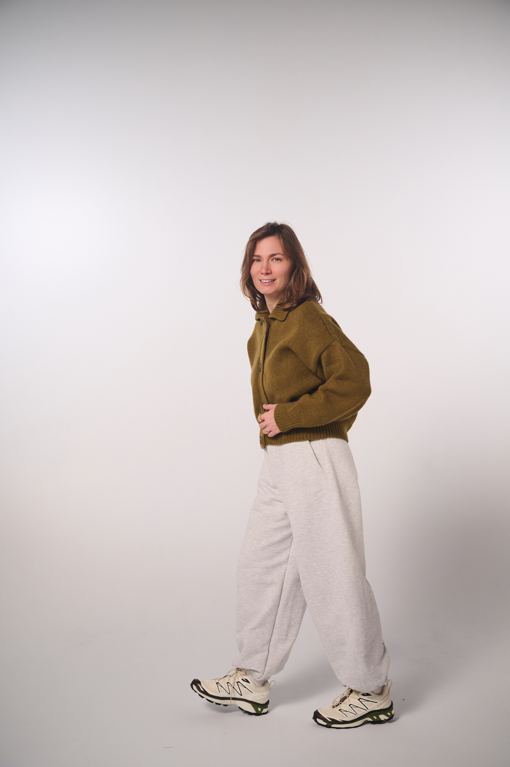 Брюки-бананы из светло-серого футера меланж, без начеса