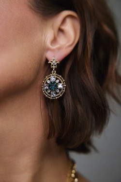 Серьги пусеты с королевской лилией и круглым подвесом с синими и светлыми кристаллами