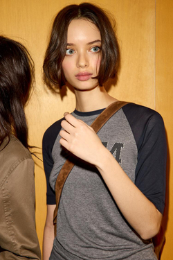 ZARA ФУТБОЛКА С ЦИФРОЙ И ЗАКЛЕПКАМИ, СЕРЫЙ