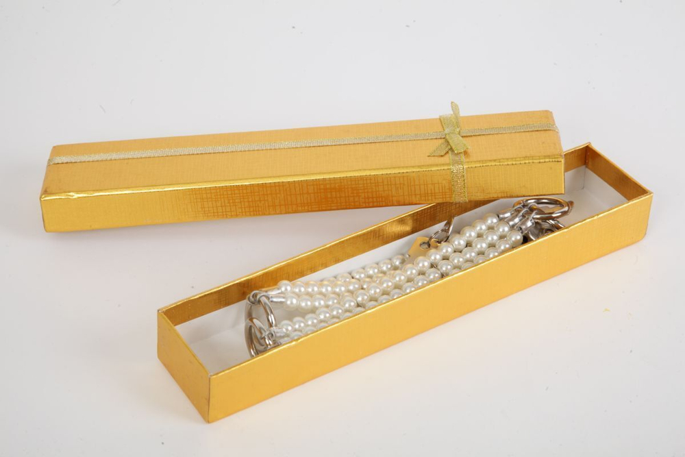 Наручники из перламутровых бус (Цвет: белый)