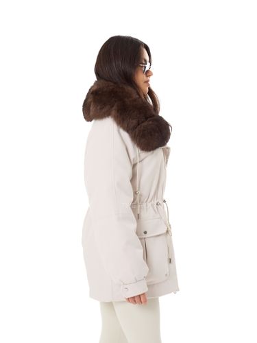 Молочная пуховая парка с меховым воротником