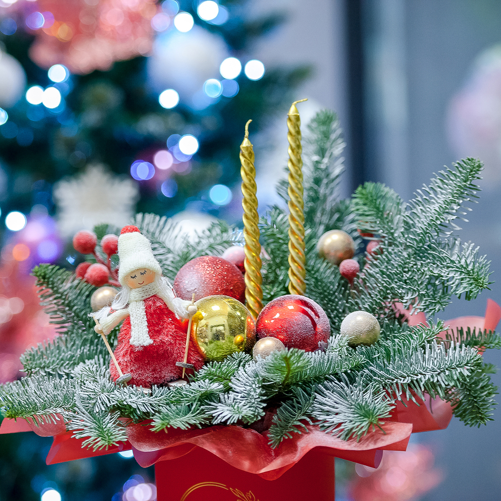 Яркая новогодняя композиция с нобилисом в красных тонах