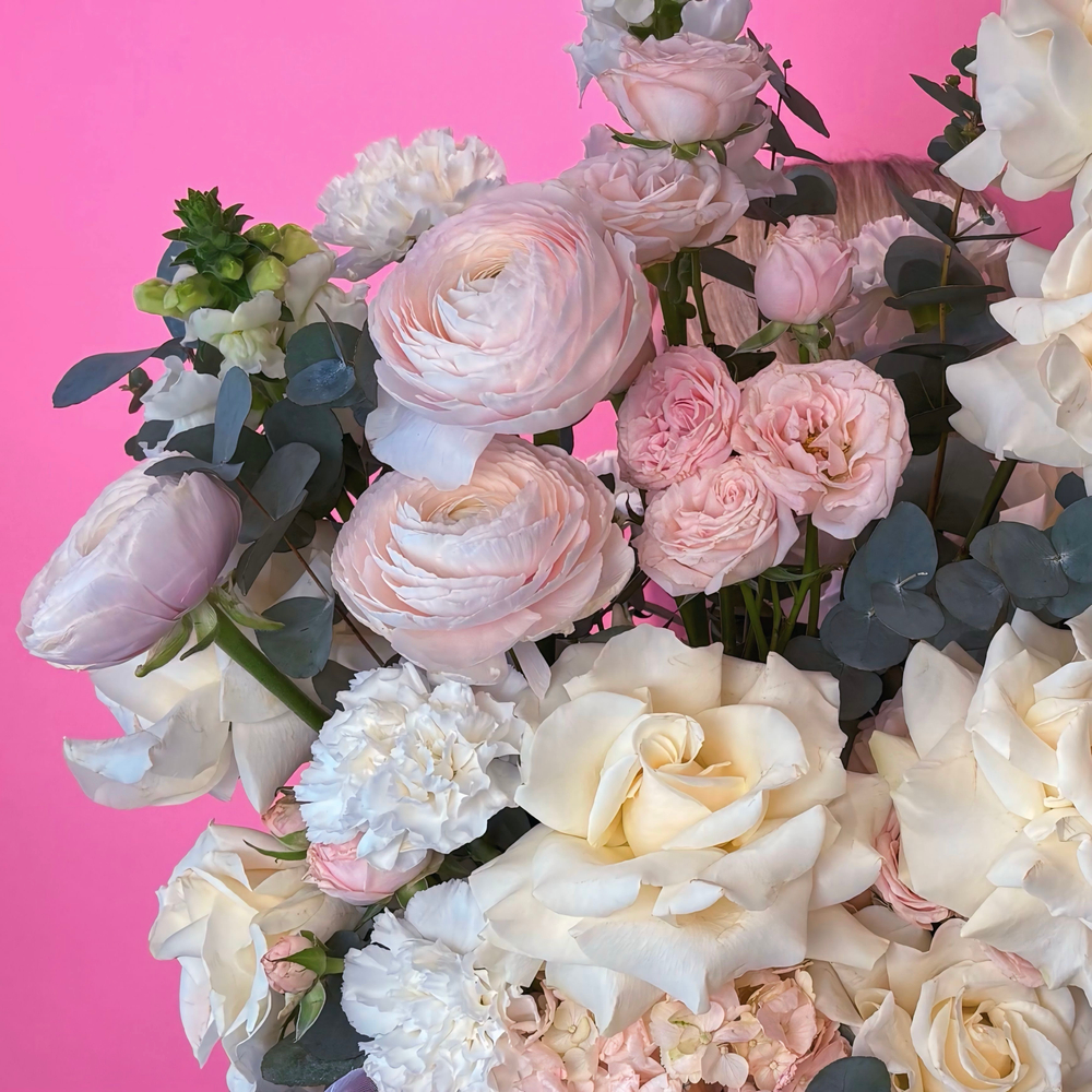 Нежная авторская композиция с ранункулюсами и французскими розами