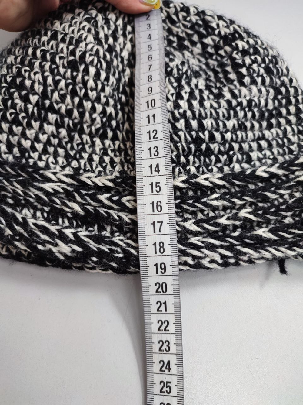 Шапка черно-белая теплая