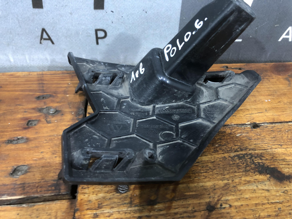 Кронштейн решетки радиатора Polo 6 20-нв Б/У Оригинал 6N5807985
