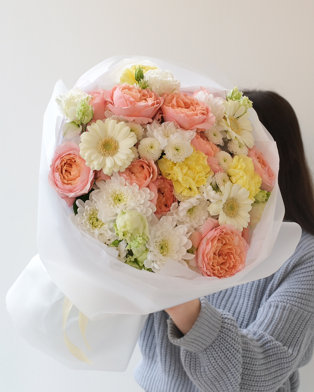 Дофаминовый букет с розами Джульетта, герберами и хризантемами