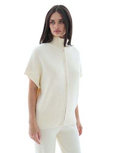 Молочный трикотажный костюм с жилетом