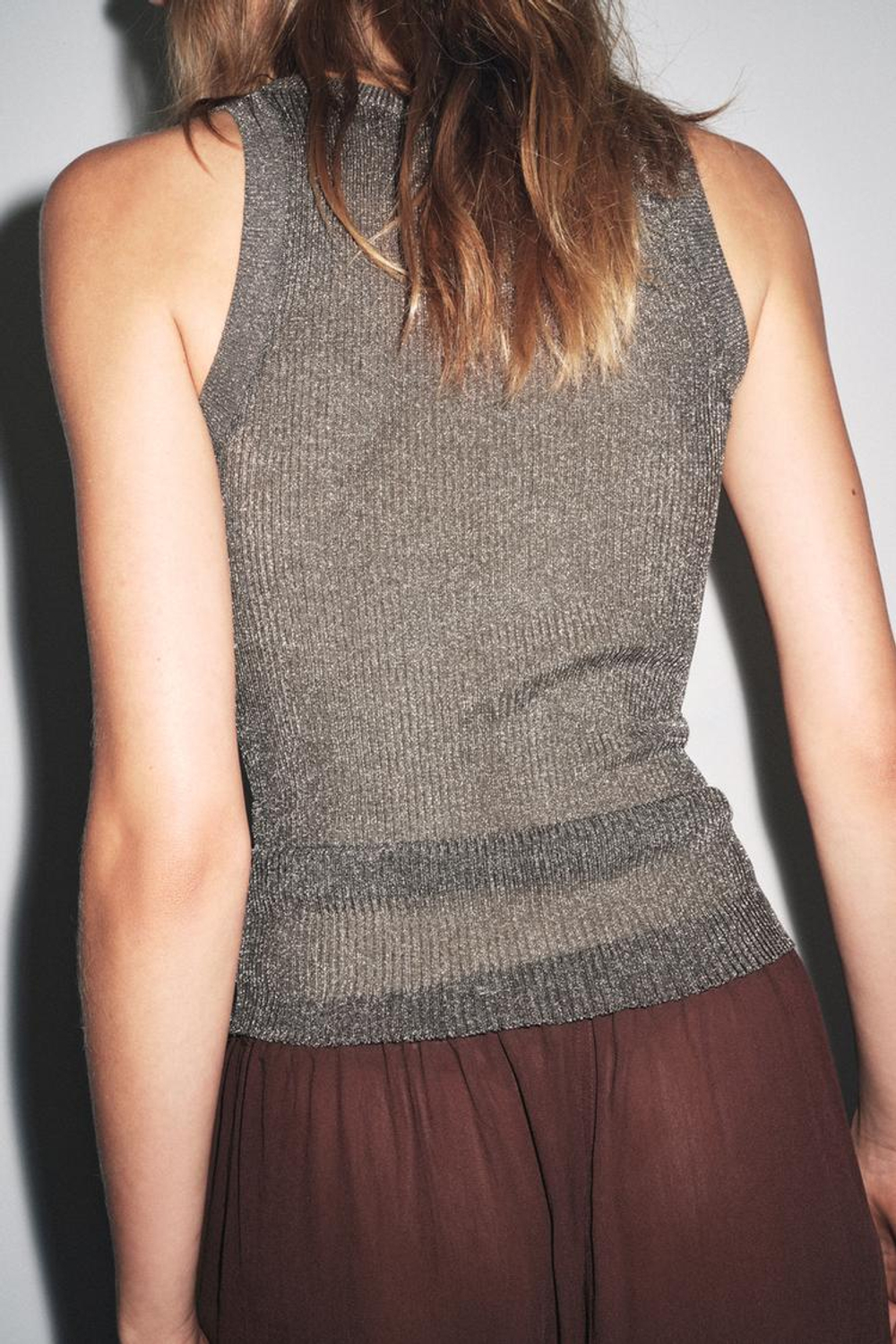 ZARA ТРИКОТАЖНЫЙ ТОП С МЕТАЛЛИЗИРОВАННОЙ НИТЬЮ, СЕРЫЙ