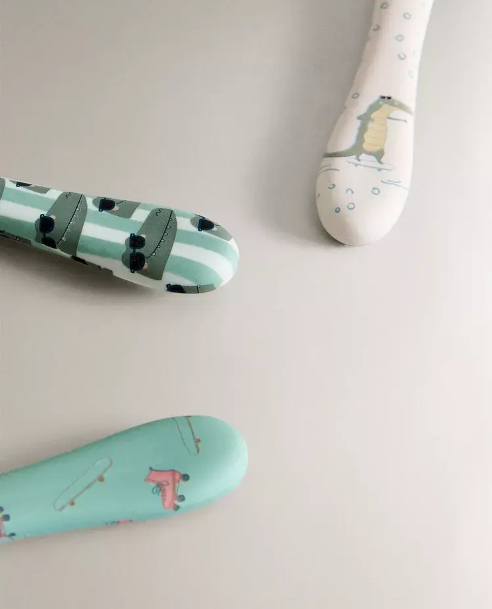 ZARA HOME ДЕТСКИЙ НАБОР СТОЛОВЫХ ПРИБОРОВ С ПРИНТОМ «КРОКОДИЛ» (3 ШТ.), РАЗНОЦВЕТНЫЙ