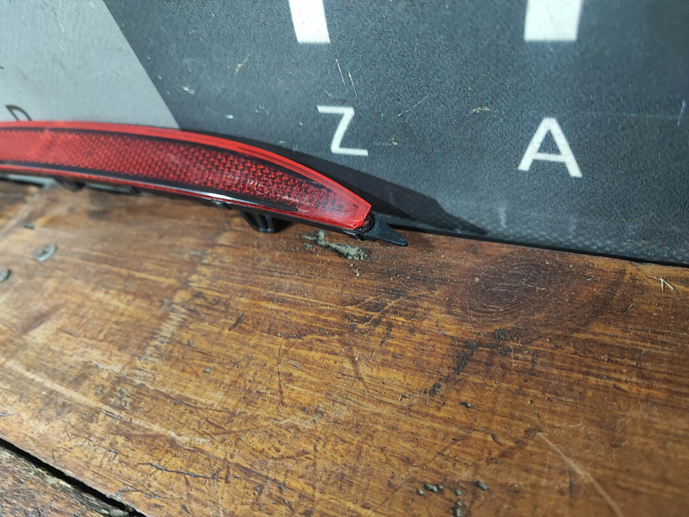 Катафот заднего бампера Volkswagen Touareg 3 18-нв Б/У Оригинал 760945106