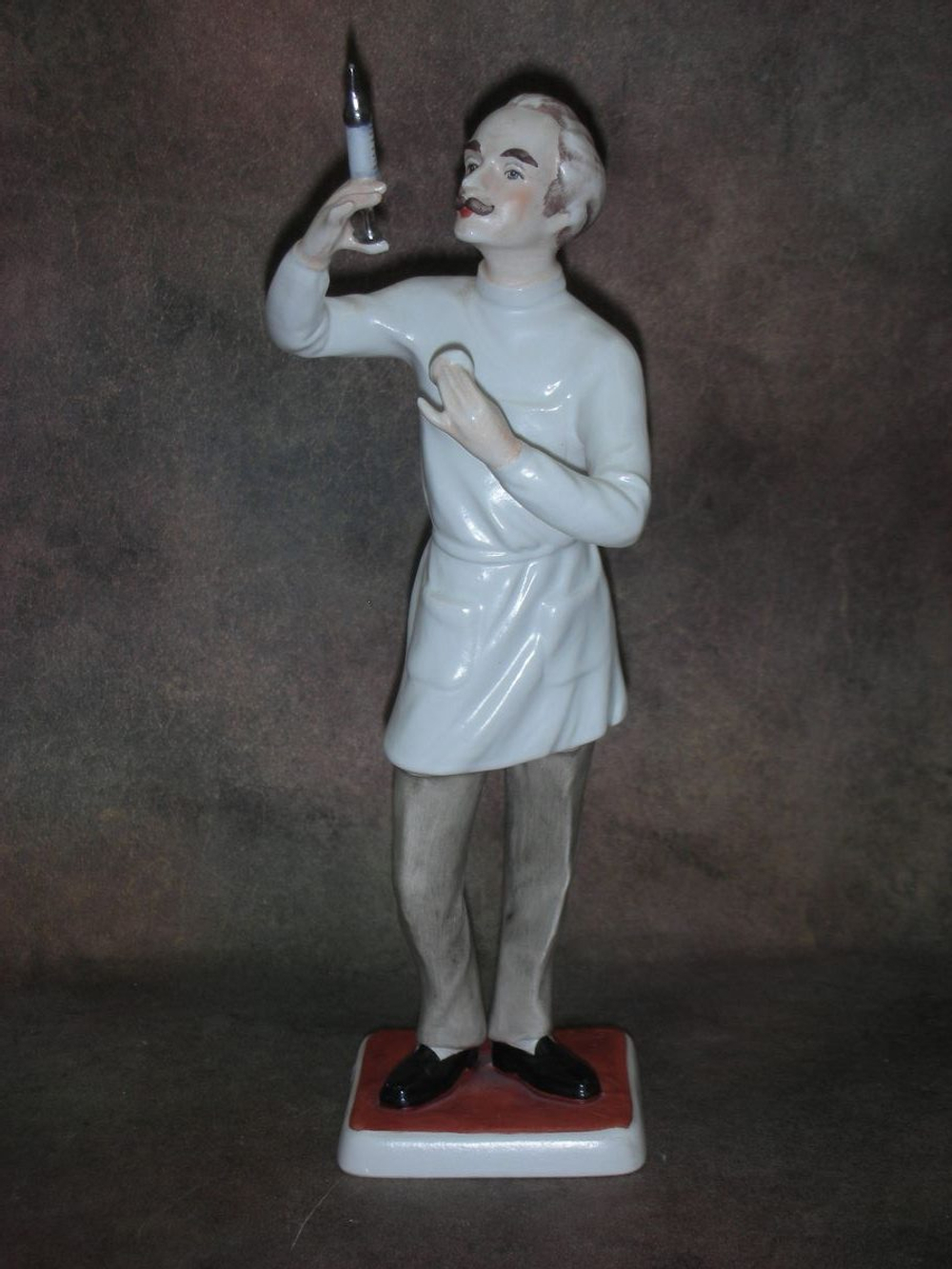Статуэтка. Фарфор. Врач со шприцом. Goebel. Германия