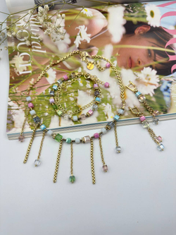 Серьги асимметричные из голубых и розовых кубиков Swarovski с цепочками, оттенок золото