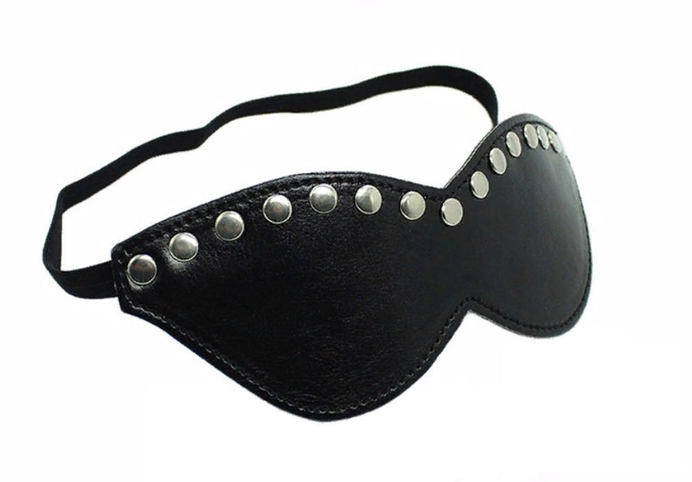 Маска закрытая с клепками черная