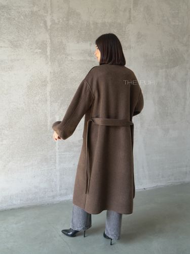 Коричневое двустороннее пальто на поясе с меховым воротником