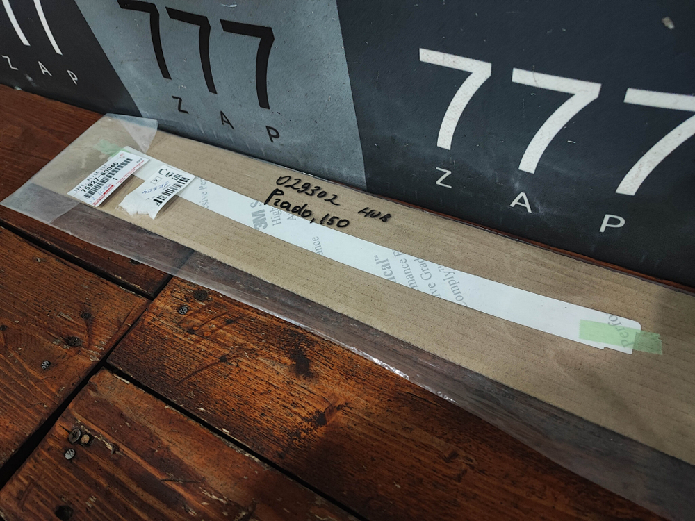 Наклейка двери задней правой LC Prado 150 Новая Оригинал 7592760040