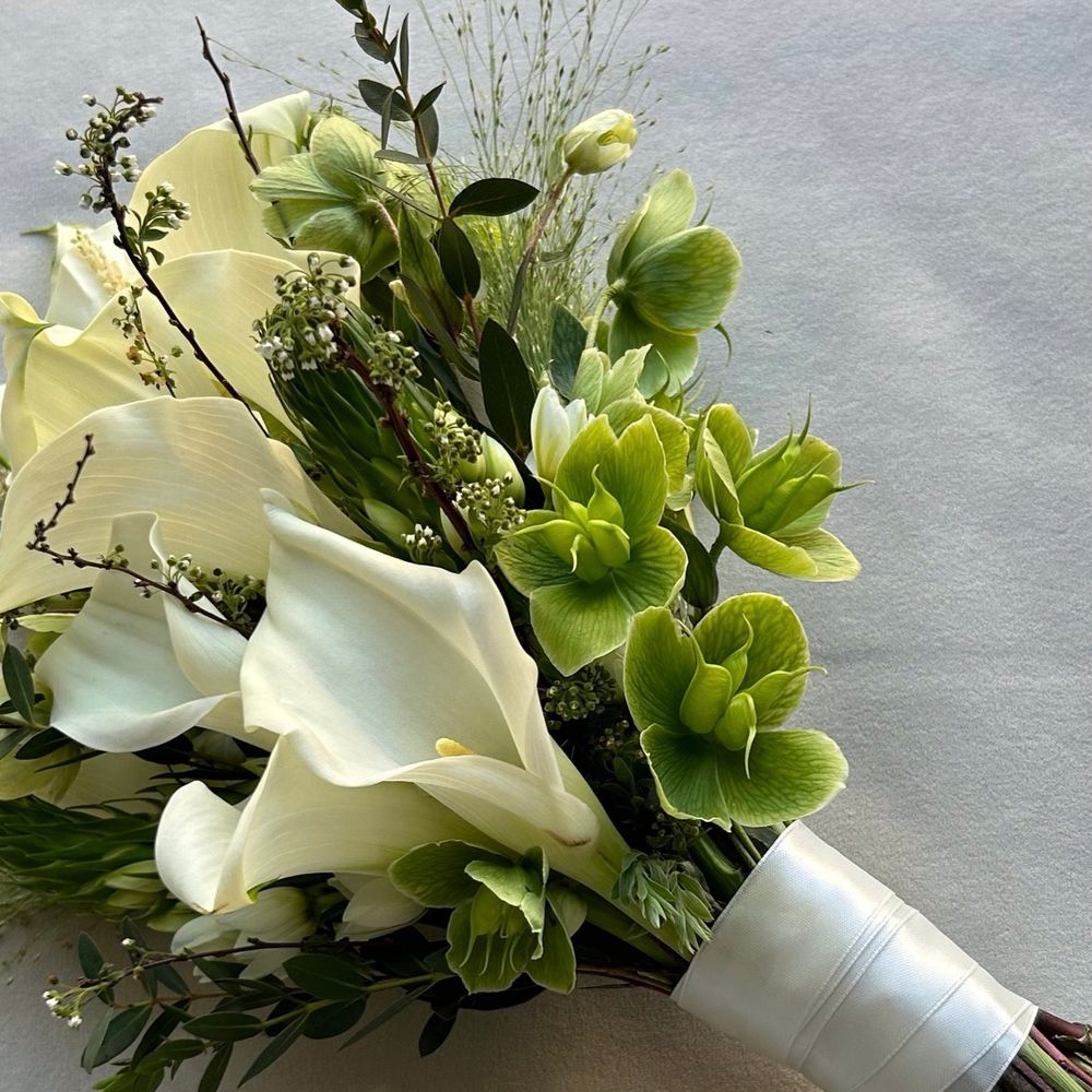 Свадебный букет из калл, орнитогалума, хелеборуса и паникума