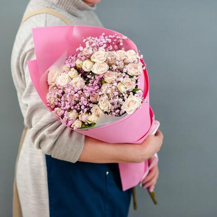 Букет с кустовой розой и гипсофилой в розовых цветах