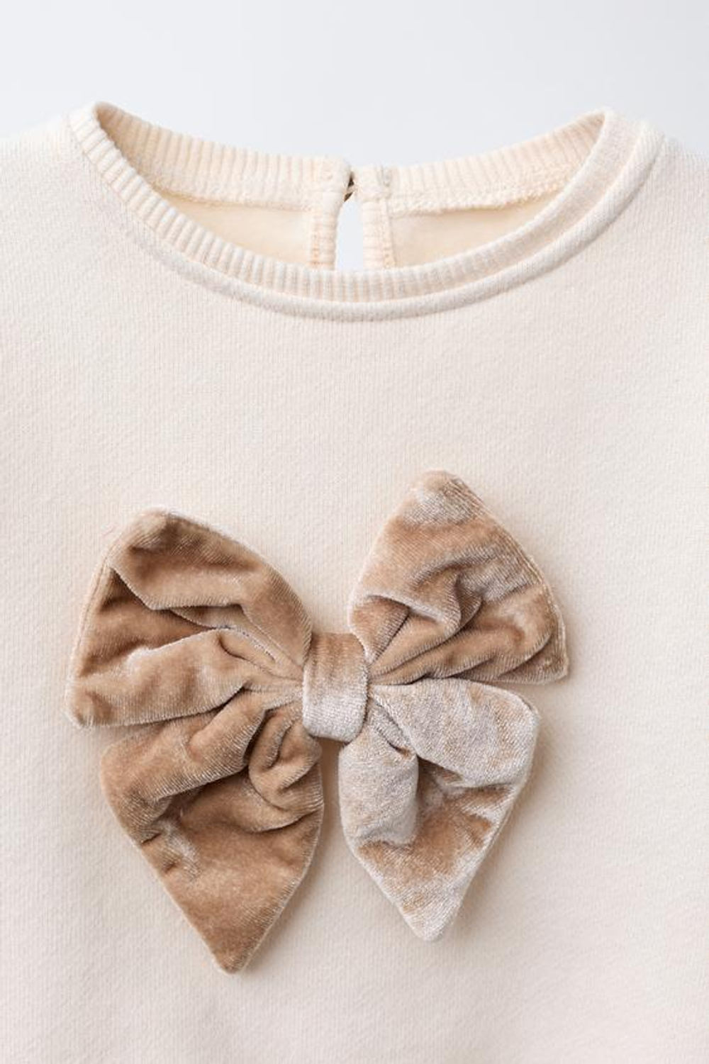 ZARA ТОЛСТОВКА С БАНТОМ ИЗ ВЕЛЬВЕТА, ЭКРЮ/БЕЖЕВЫЙ