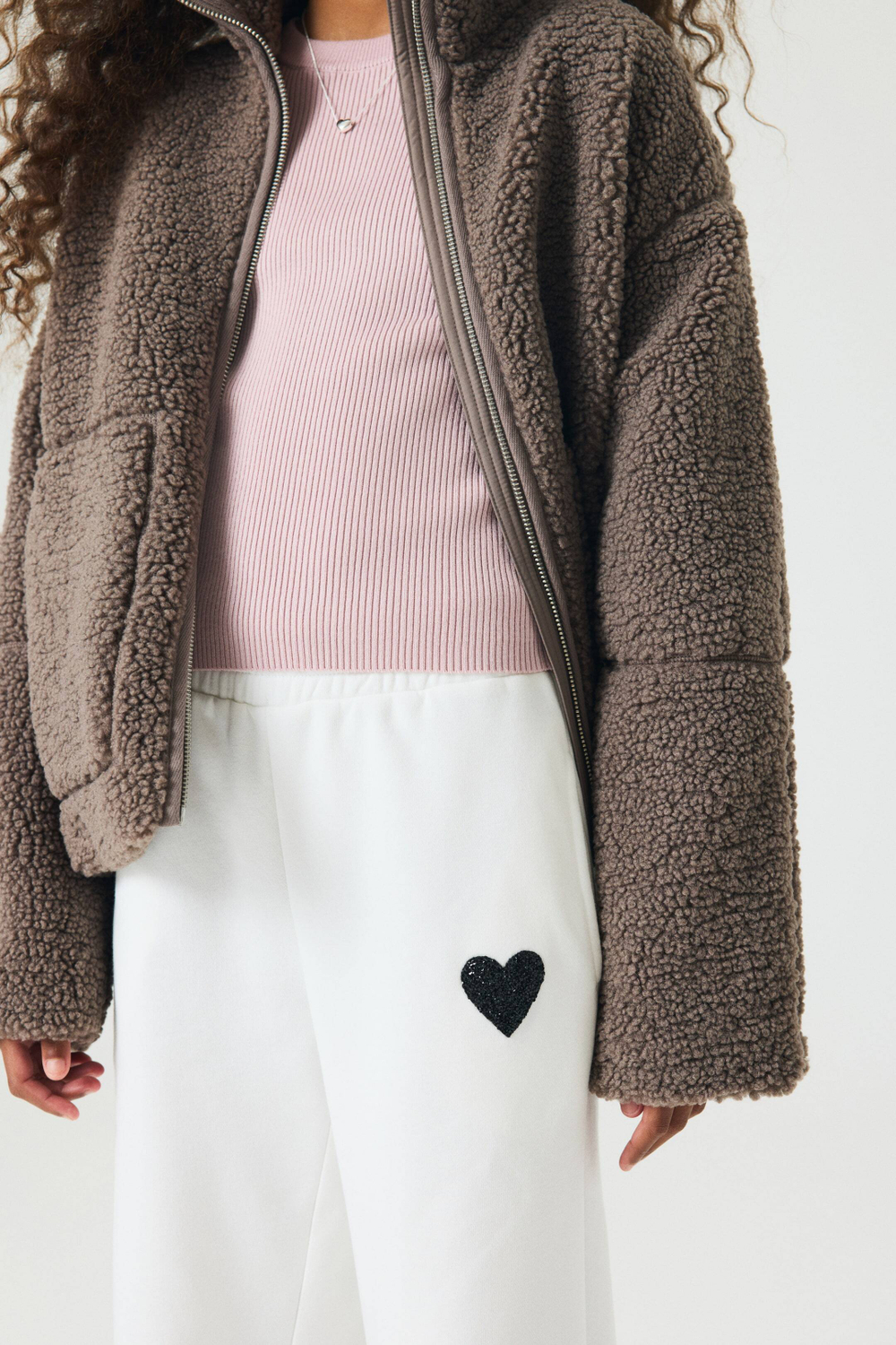 H&M Спортивные брюки-джоггеры с вышивкой, белый