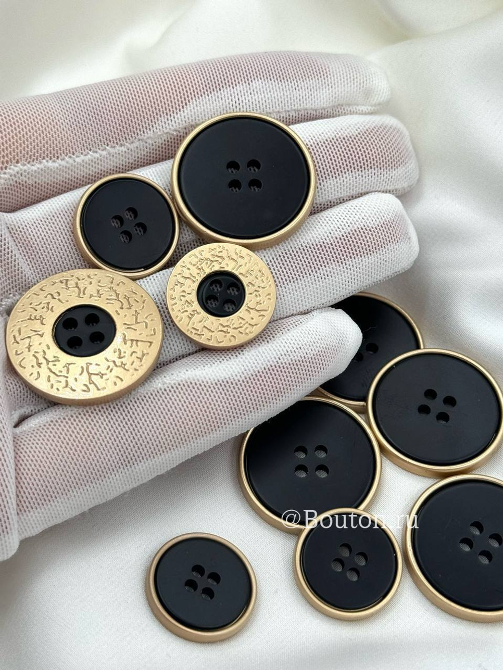Пуговицы черные на прокол в золотистом металлическом обрамлении