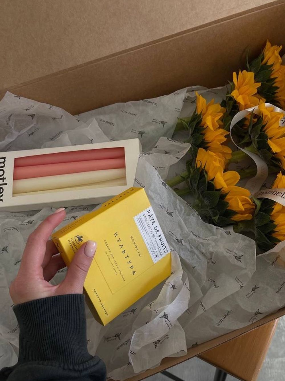 Цветочный бокс с подсолнухами