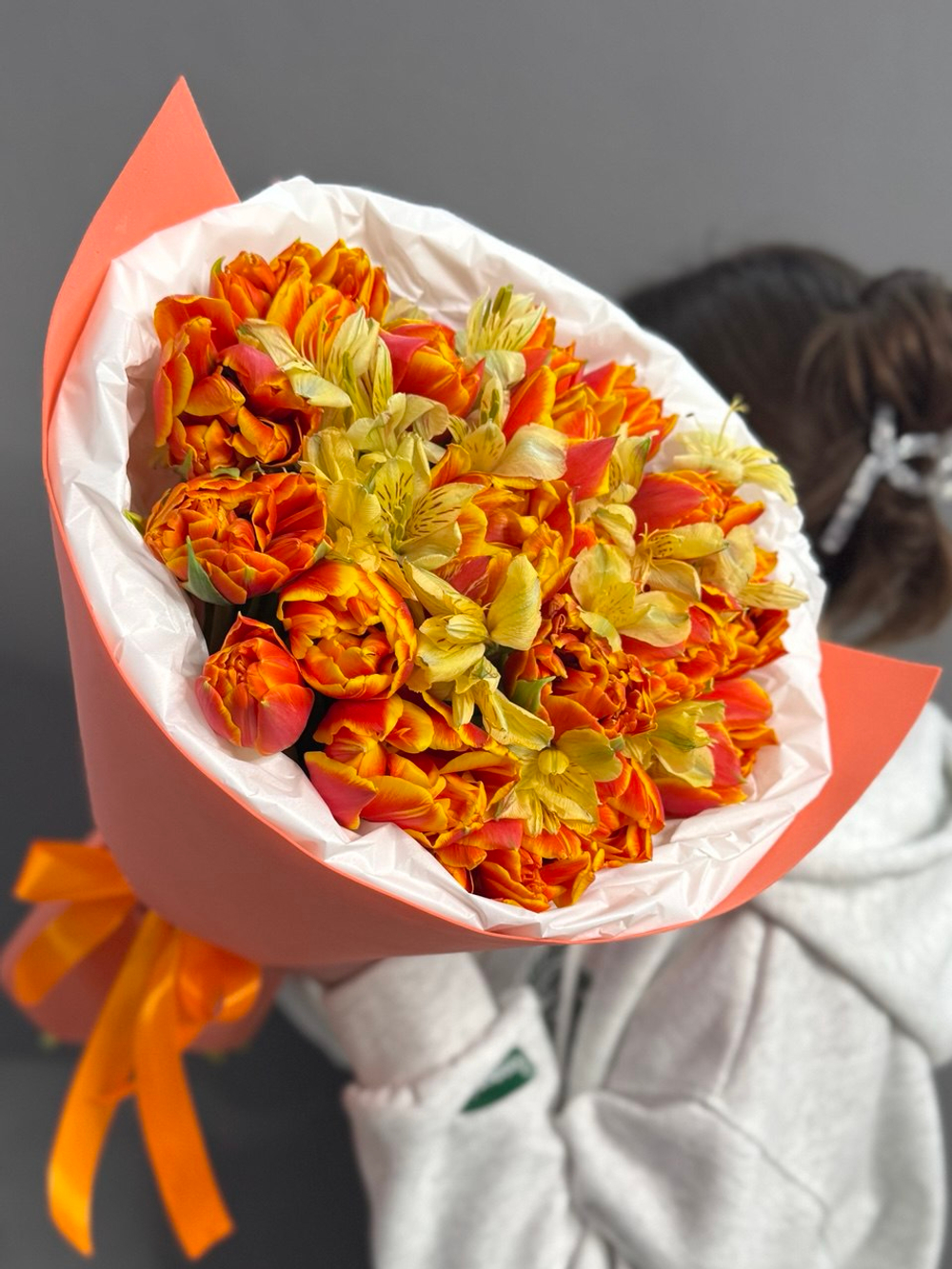 Дуо-букет из пионовидных тюльпанов и альстромерий