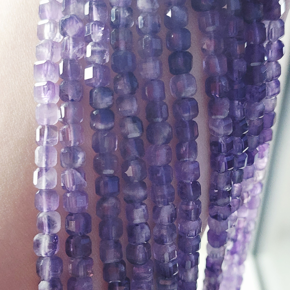 Аметист кубик, огранка, р-р 4.6 - 4.7мм, цена за нить 9.5см (1/4)