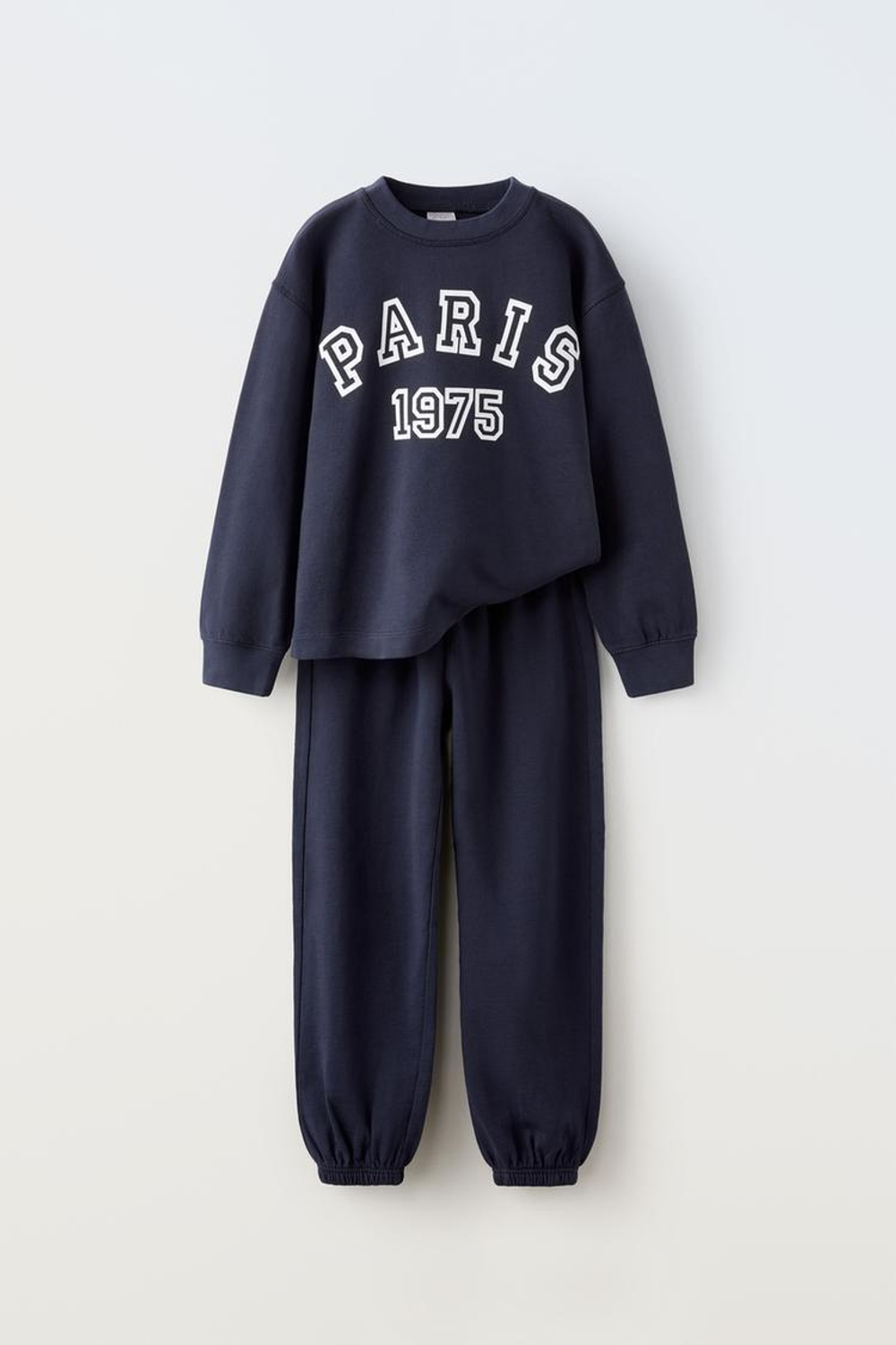 ZARA КОМПЛЕКТ ИЗ БРЮК И ТОЛСТОВКИ С НАДПИСЬЮ, МОРСКОЙ СИНИЙ