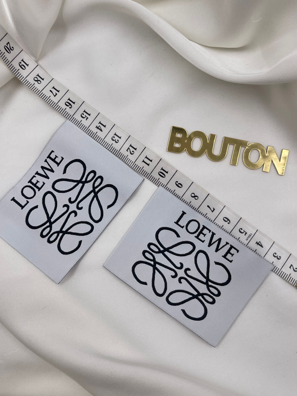 Бирка Лоэв белого цвета 69х51 мм