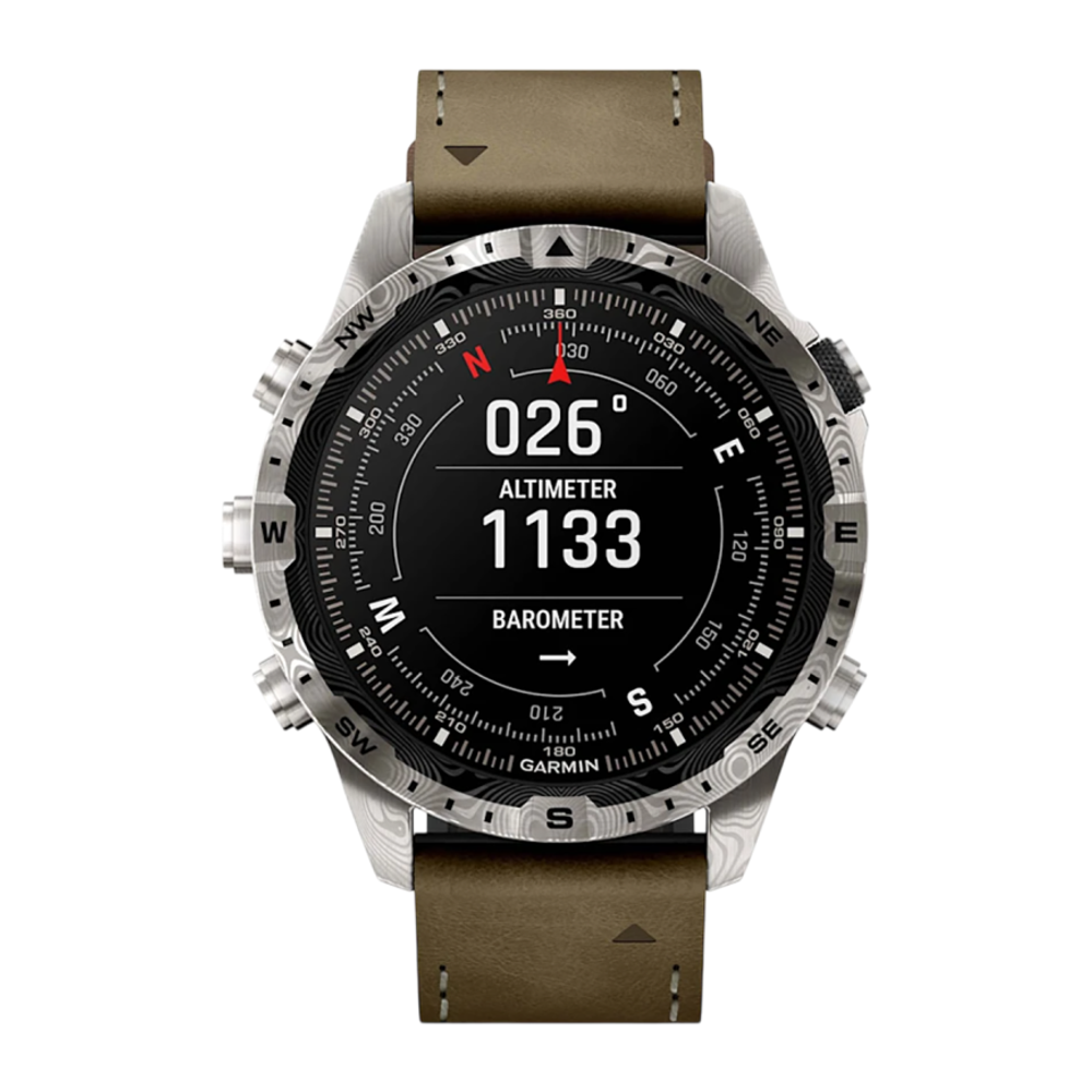 Спортивные часы Garmin MARQ Adventurer (Gen 2) Damascus Steel Edition, гибридный ремешок, чёрный силиконовый ремешок Безель и корпус из дамасской стали, AMOLED-дисплей с куполообразным сапфировым стеклом. Ремешок из кожи и фторэластомера и силиконовый рем