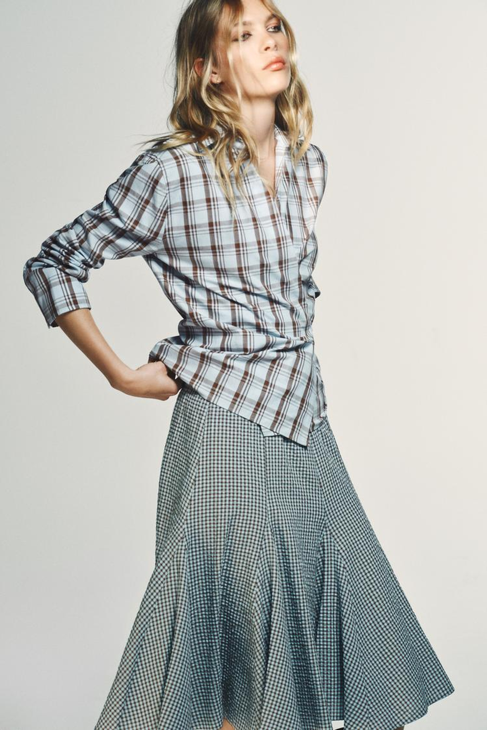 ZARA РУБАШКА ИЗ ПОПЛИНА В КЛЕТКУ С ЗАПАХОМ, КОРИЧНЕВО-СИНИЙ